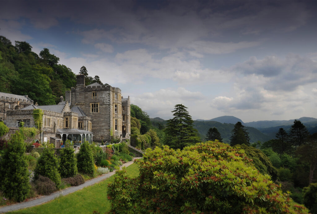 Awdurdod Parc Cenedlaethol Eryri yn Gohirio Penderfyniad ar Gynnig am Plas Tan y Bwlch