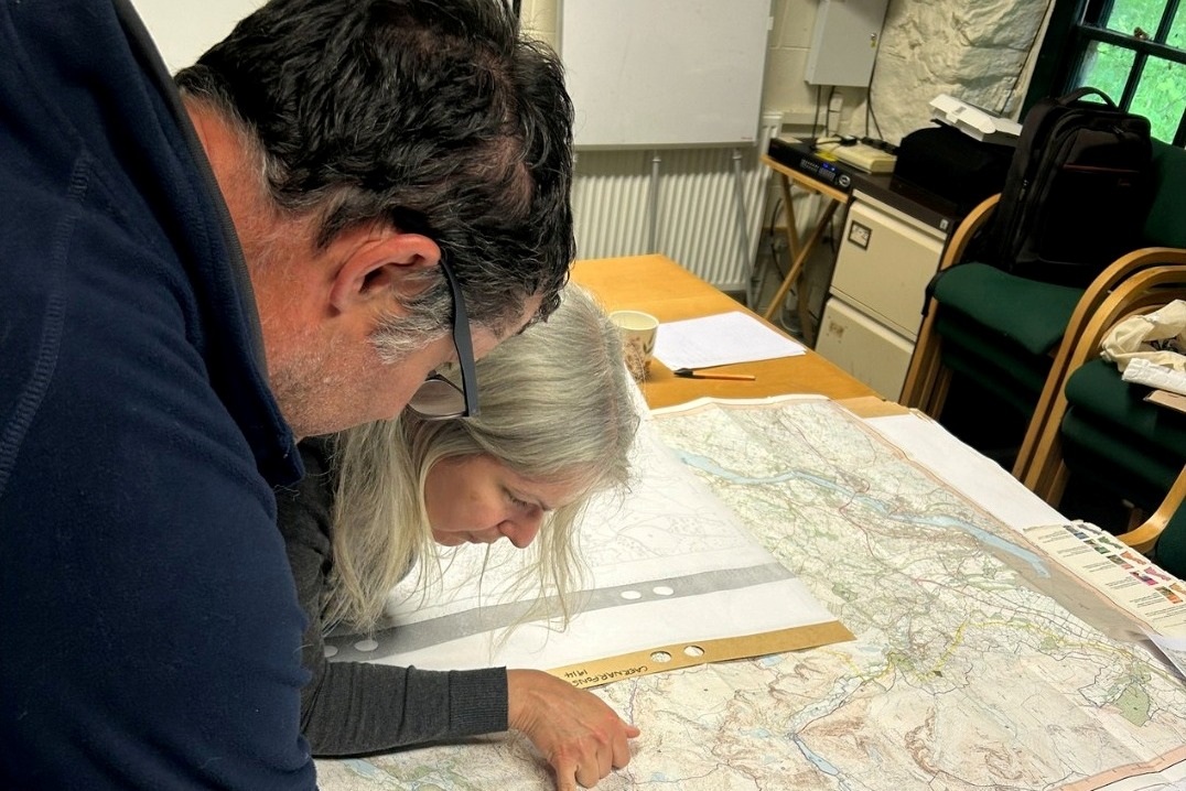 pobl yn edrych ar enwau lleoedd ar fap - people looking at place names on a map