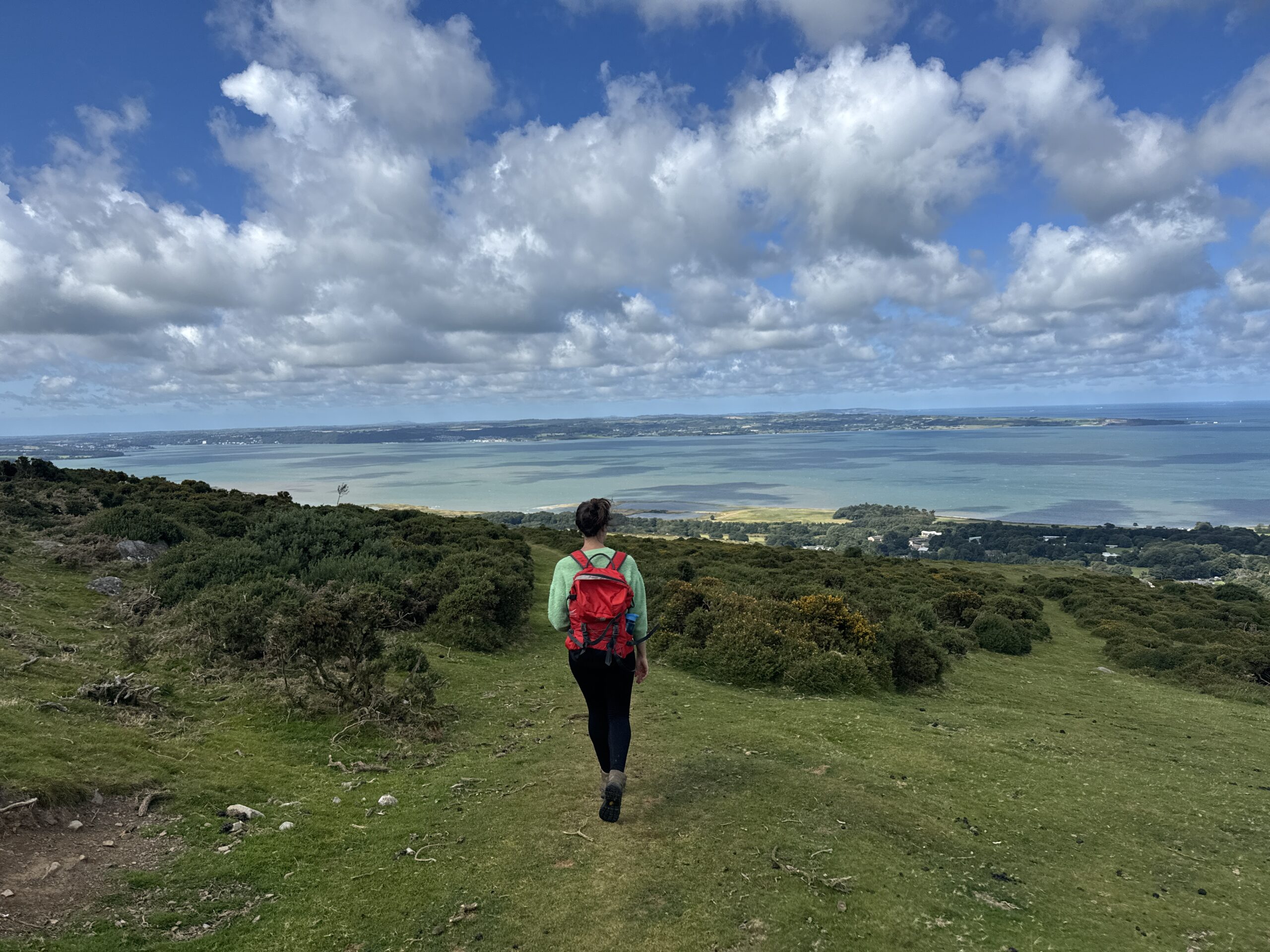 Llun o Warden yn cerdded ar daith ucheldir Llanfairfechan