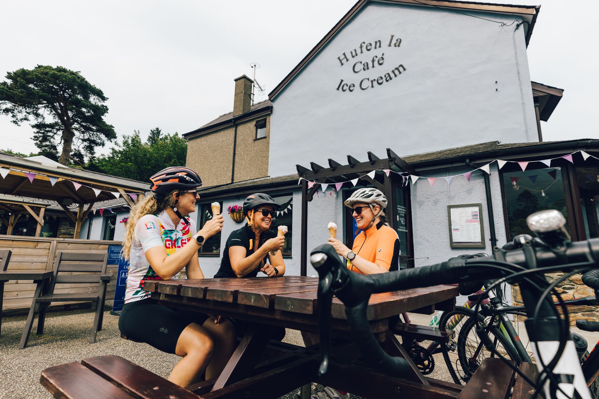 Galwad i fusnesau yn Y Bala, Betws-y-coed a Llanrwst