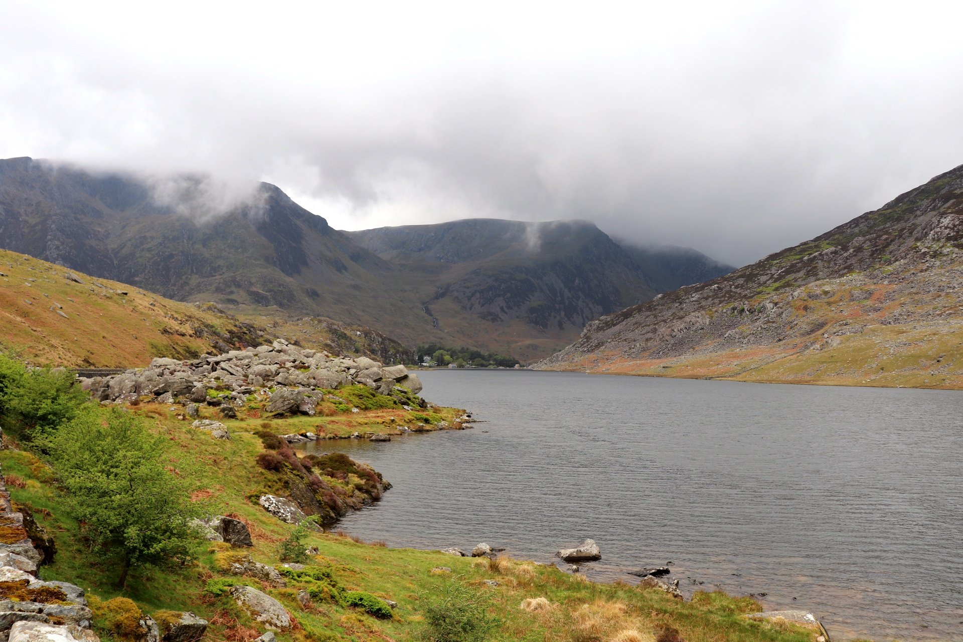 Mae gan Llyn Ogwen, sy'n gorwedd yng nghanol y dyffryn, nifer o gysylltiadau mytholegol (© Hawlfraint y Goron)